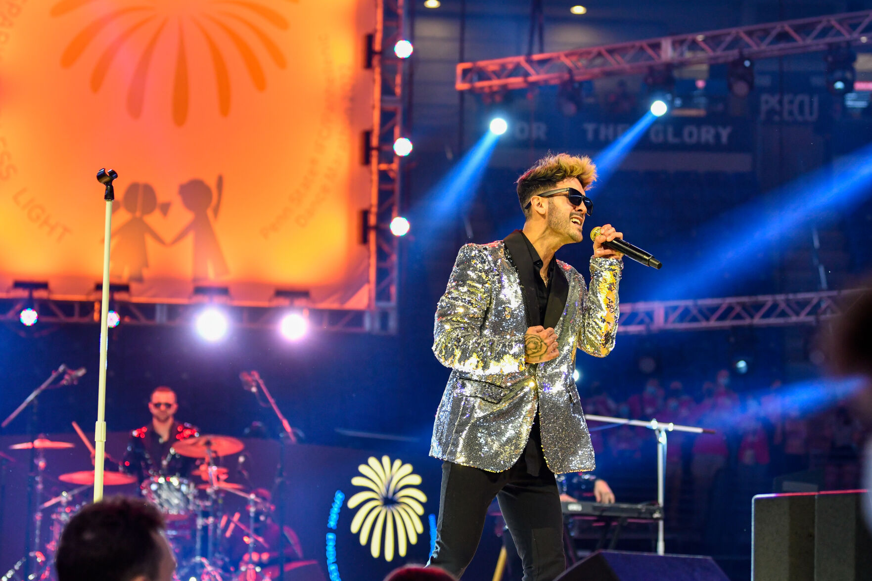 THON 2022, Royals lead singer performs